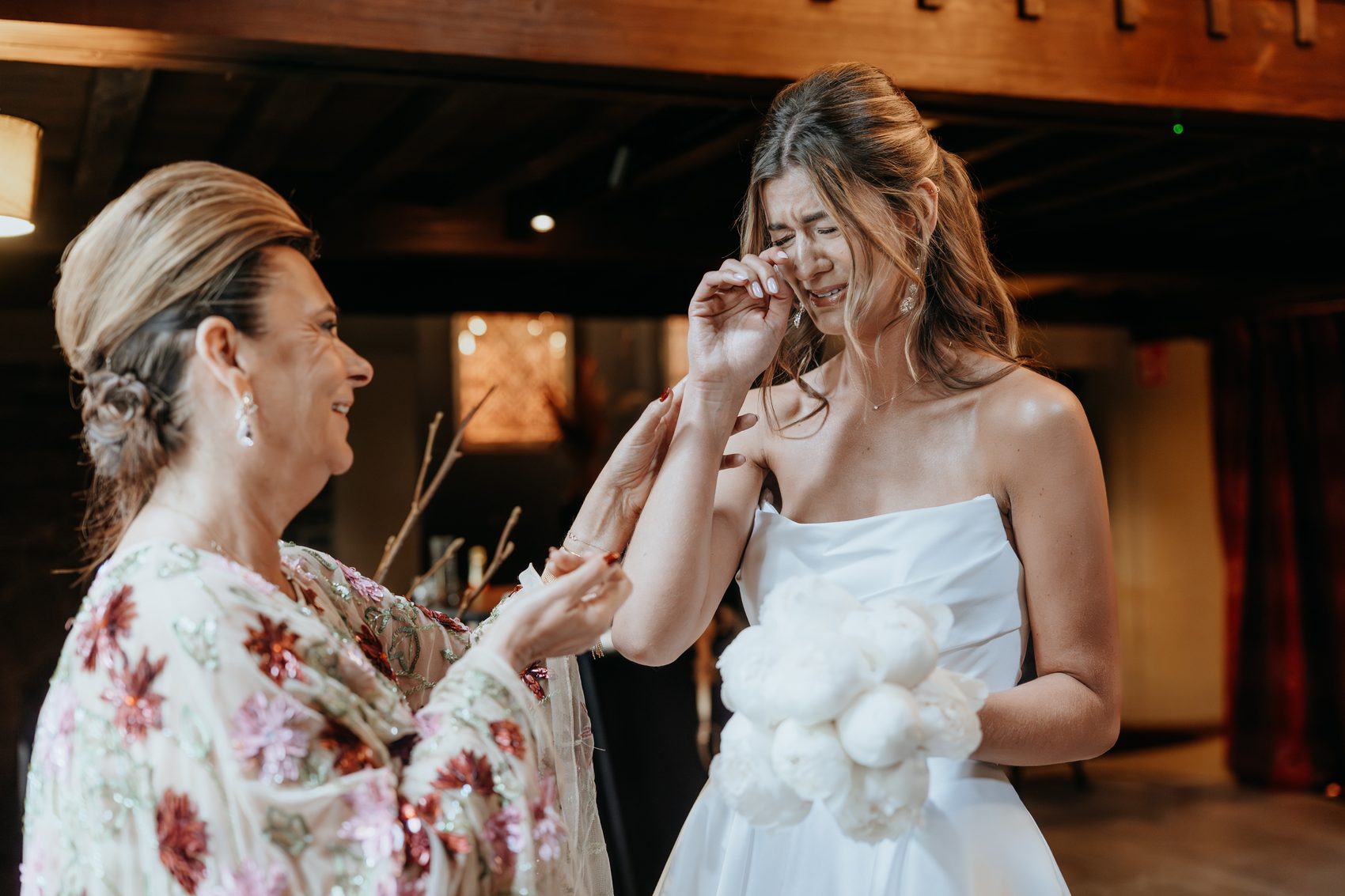 Agathe en larmes face à sa mère