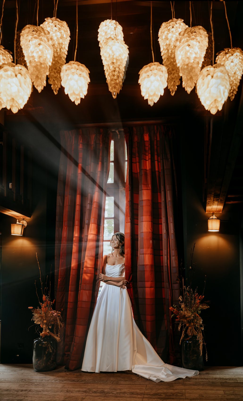 Agathe en robe sous les lustres du château