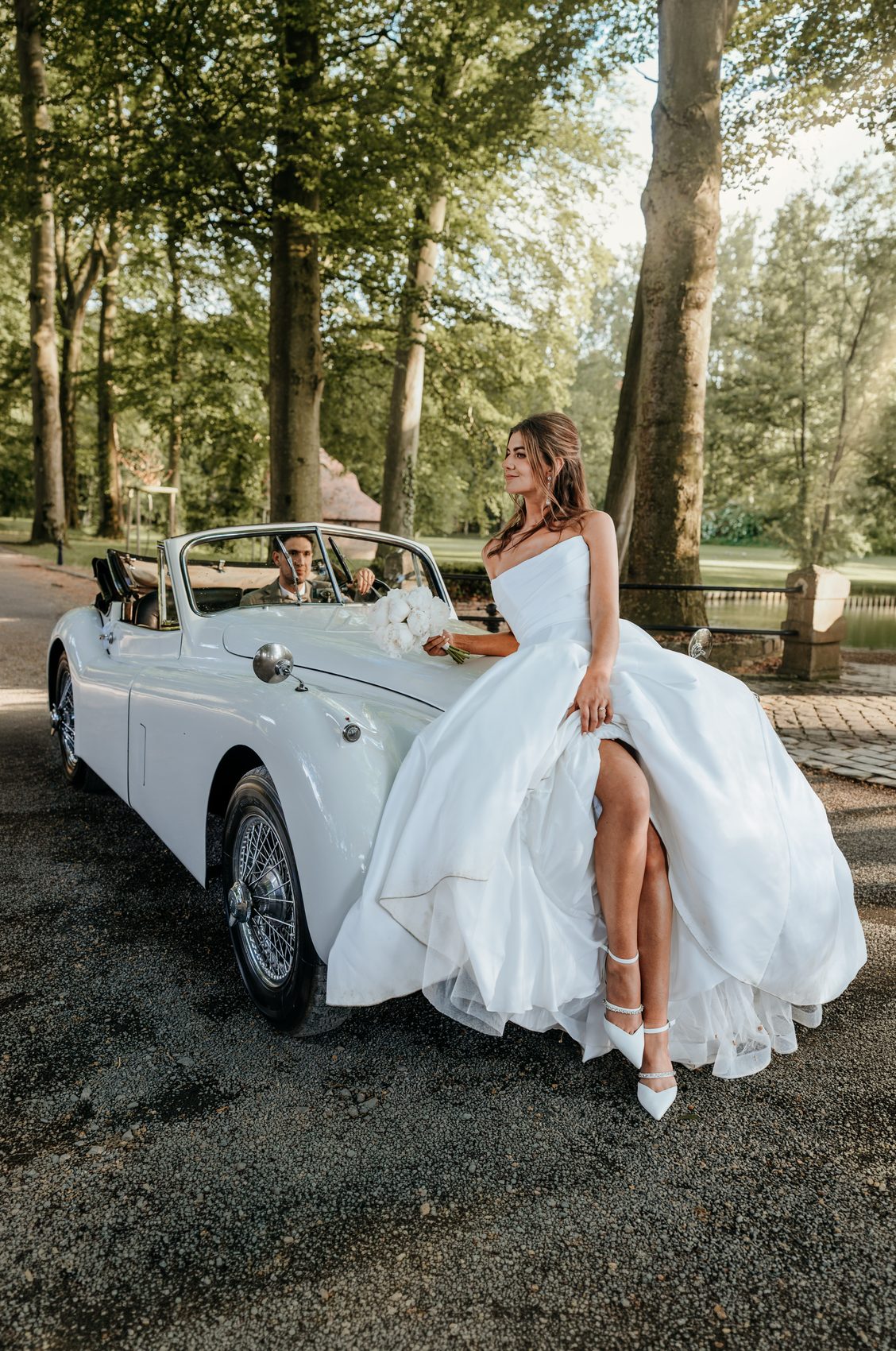 Agathe assise sur le cabriolet blanc
