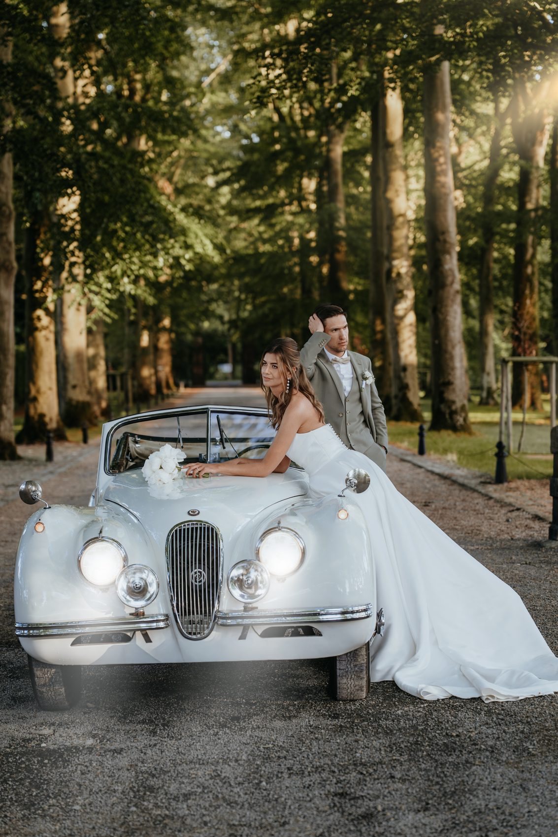 Agathe et Valentin sur le capot du cabriolet