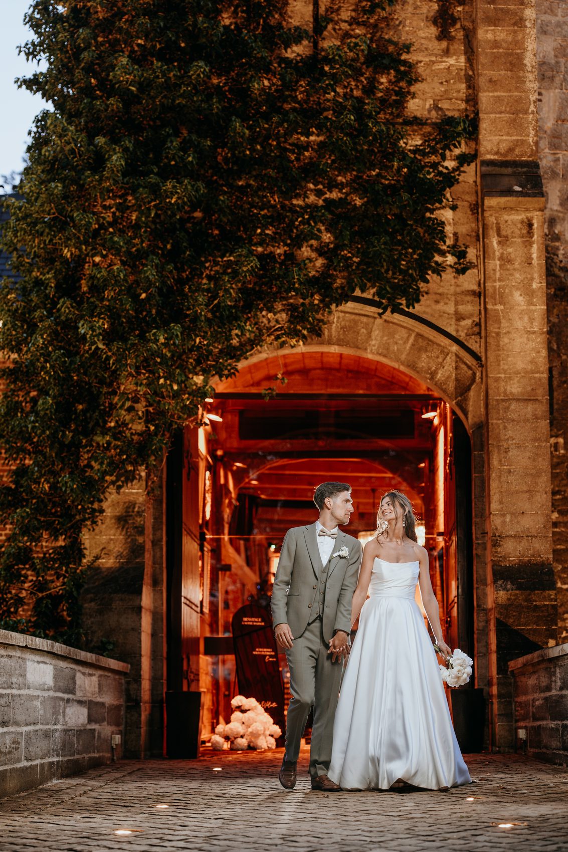 Agathe et Valentin sortent du château à la tombée du jour