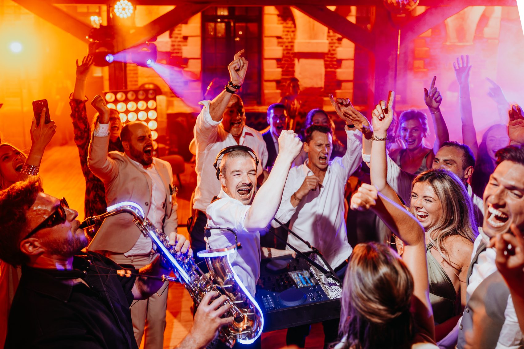 Le saxophoniste au milieu des invités