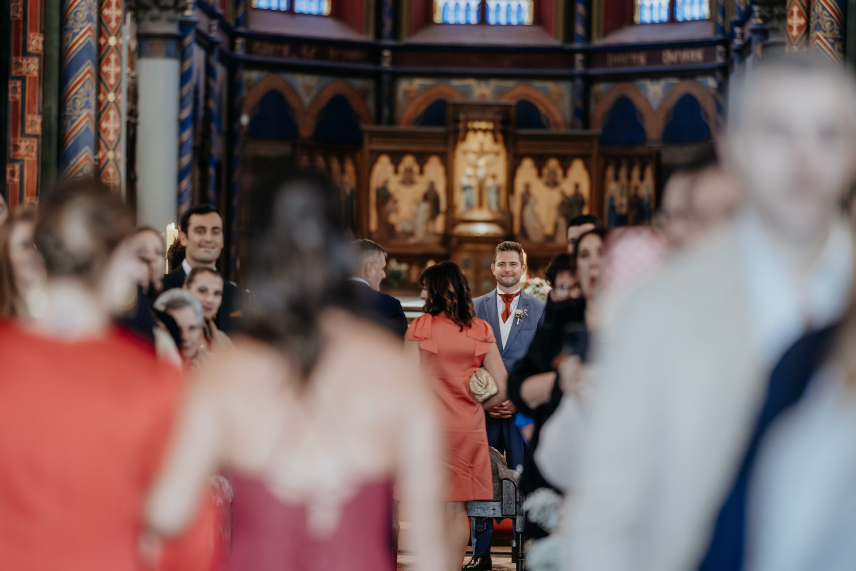 L’entrée dans l’église entre les invités