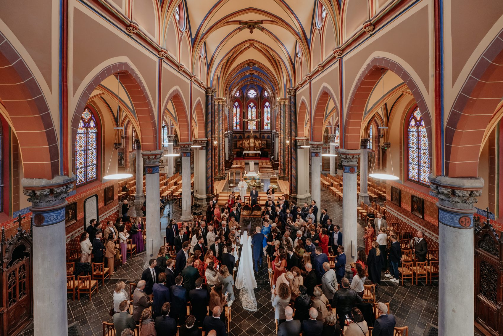L’église vue d’en haut, pleine d’invités