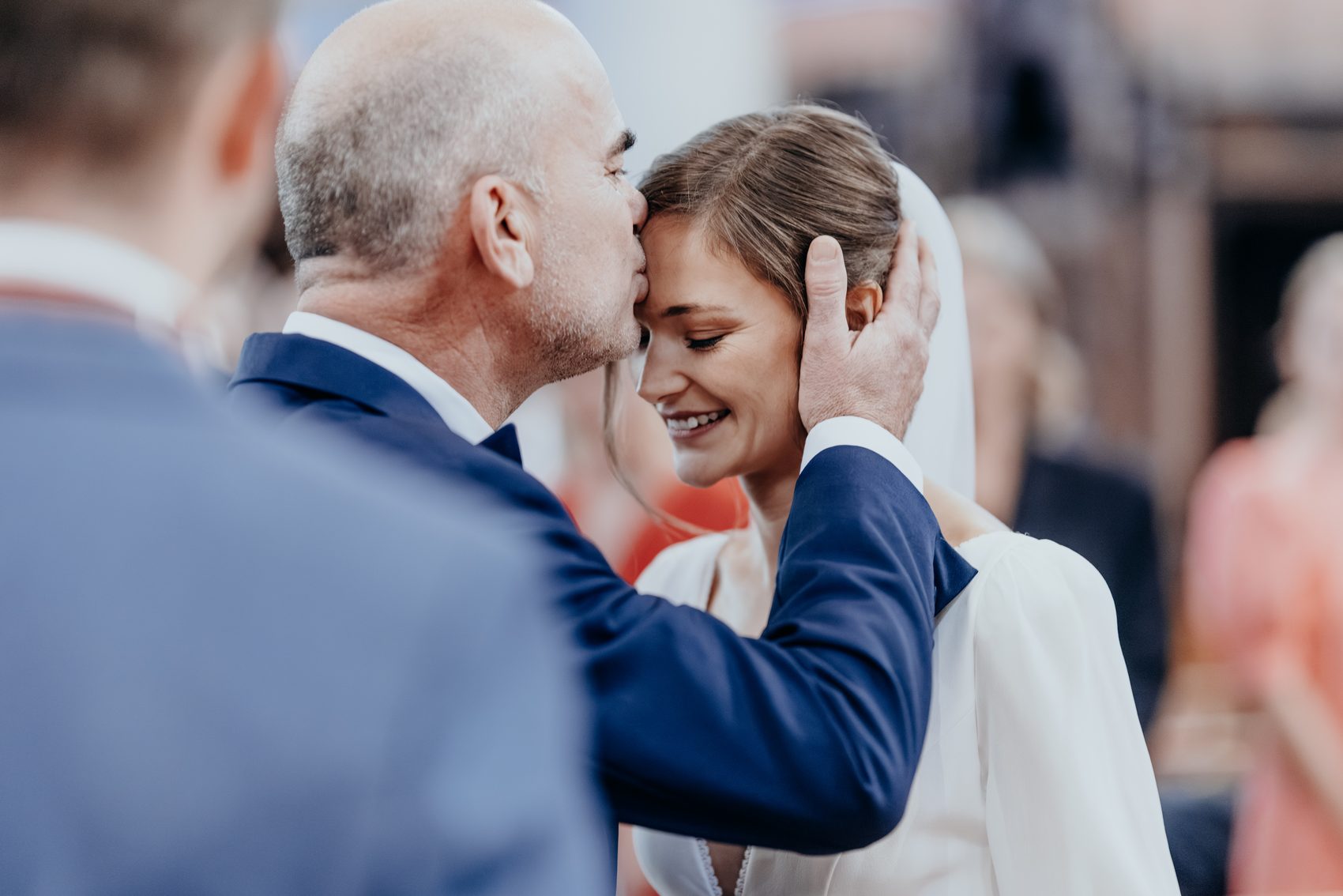 Le père de Chloé l’embrasse sur le front