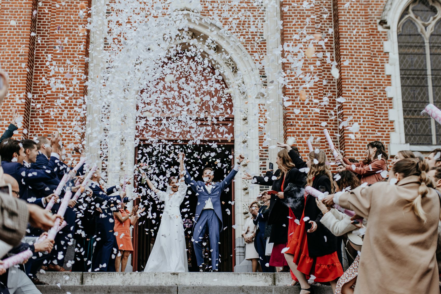 La sortie de l’église sous les confettis