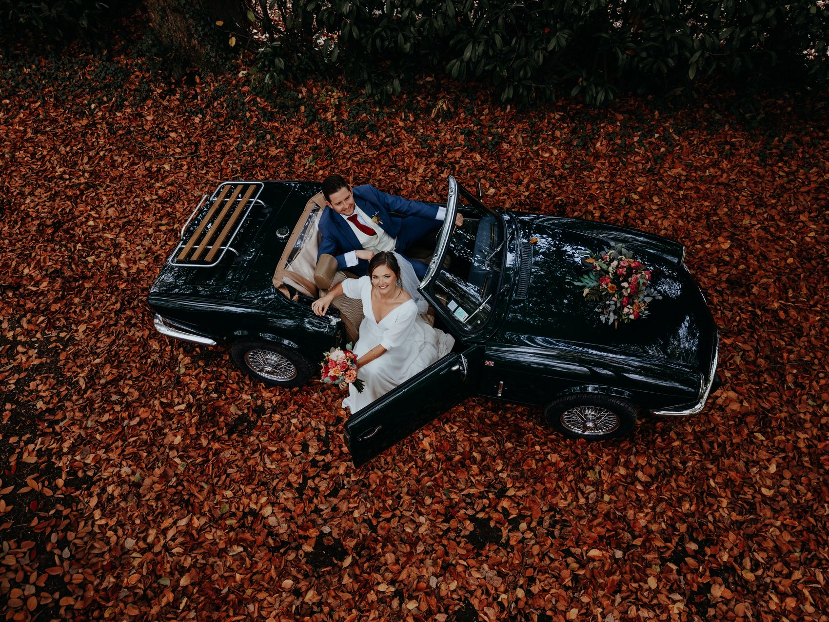 Chloé et Cyril dans le cabriolet sur un tapis de feuilles