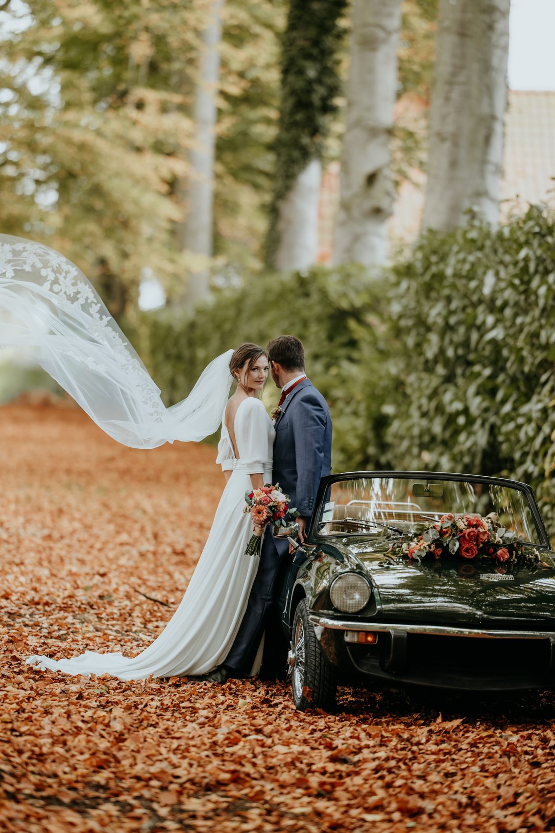 Chloé et Cyril près du cabriolet, le voile au vent