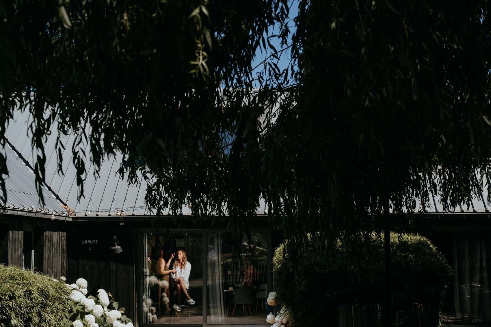 La maison des préparatifs sous le saule