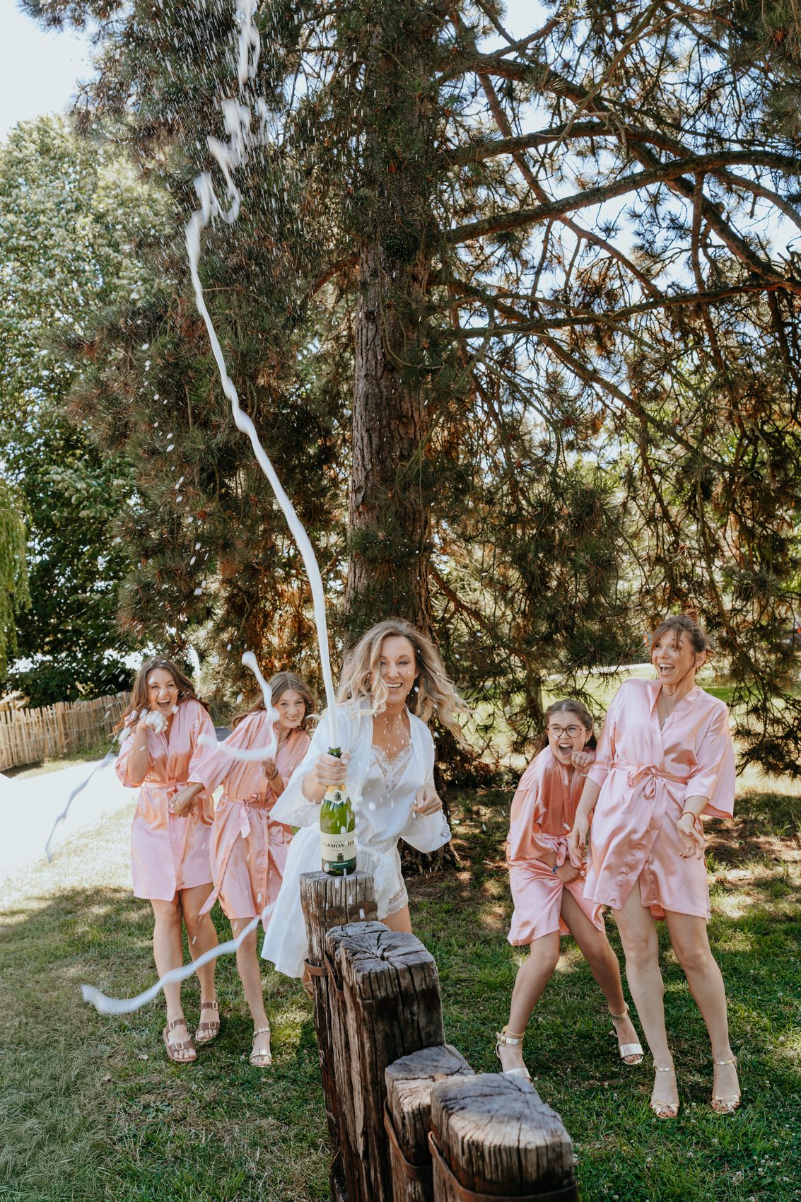 Estelle et ses demoiselles d’honneur dans le jardin