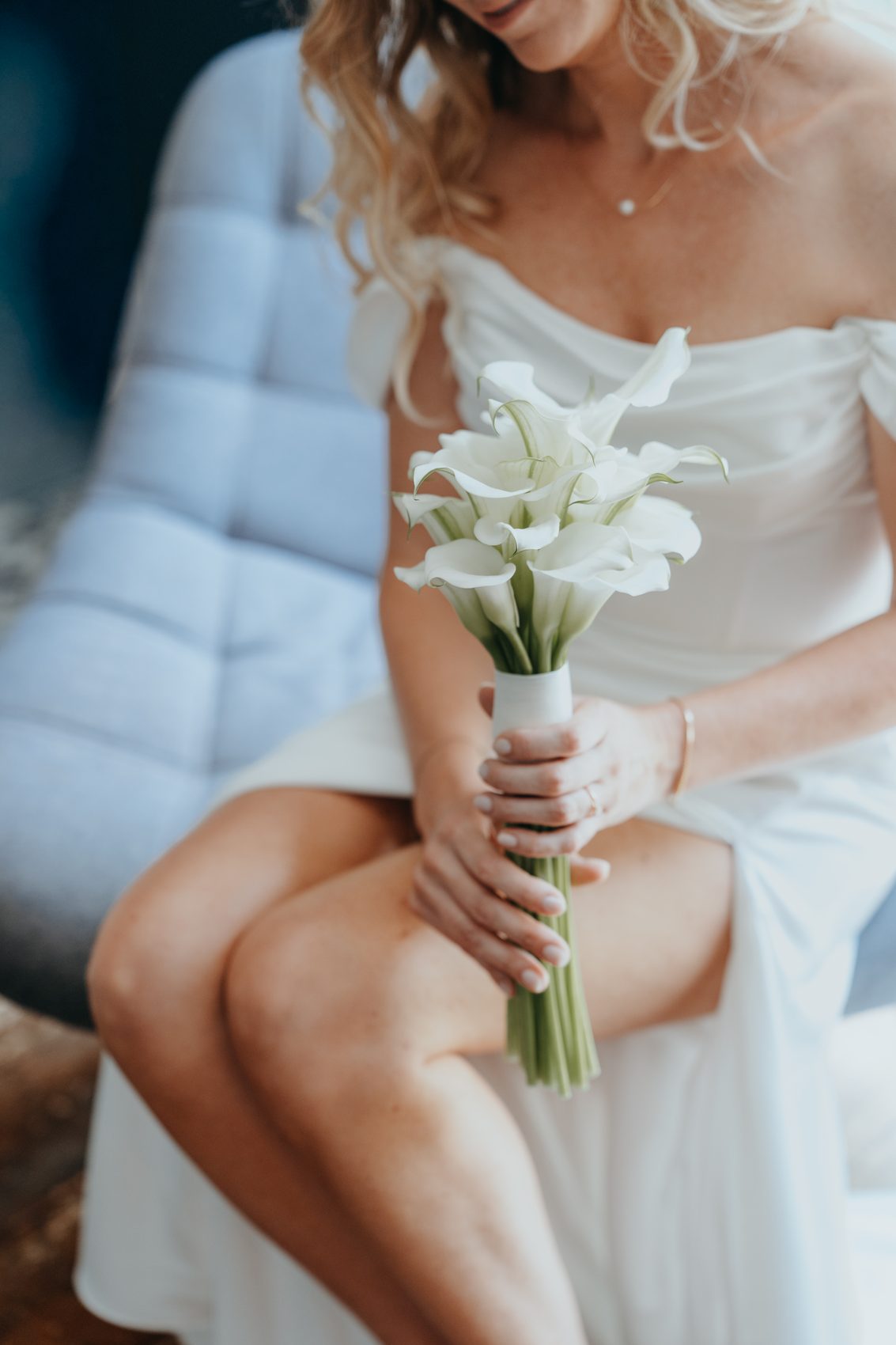 Le bouquet d’arums sur les genoux d’Estelle
