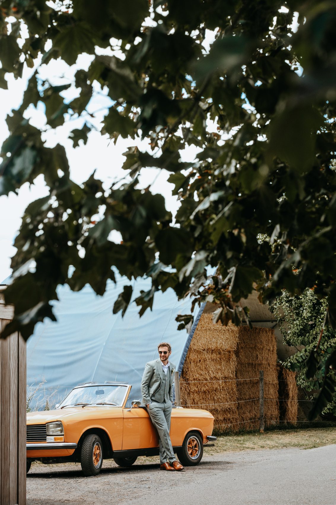 Nicolas adossé au cabriolet