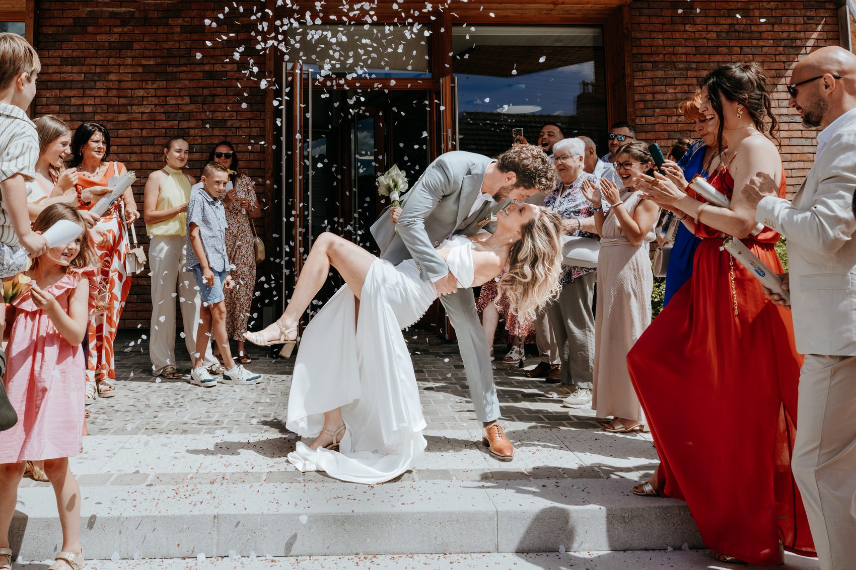 Le baiser renversé à la sortie de la mairie
