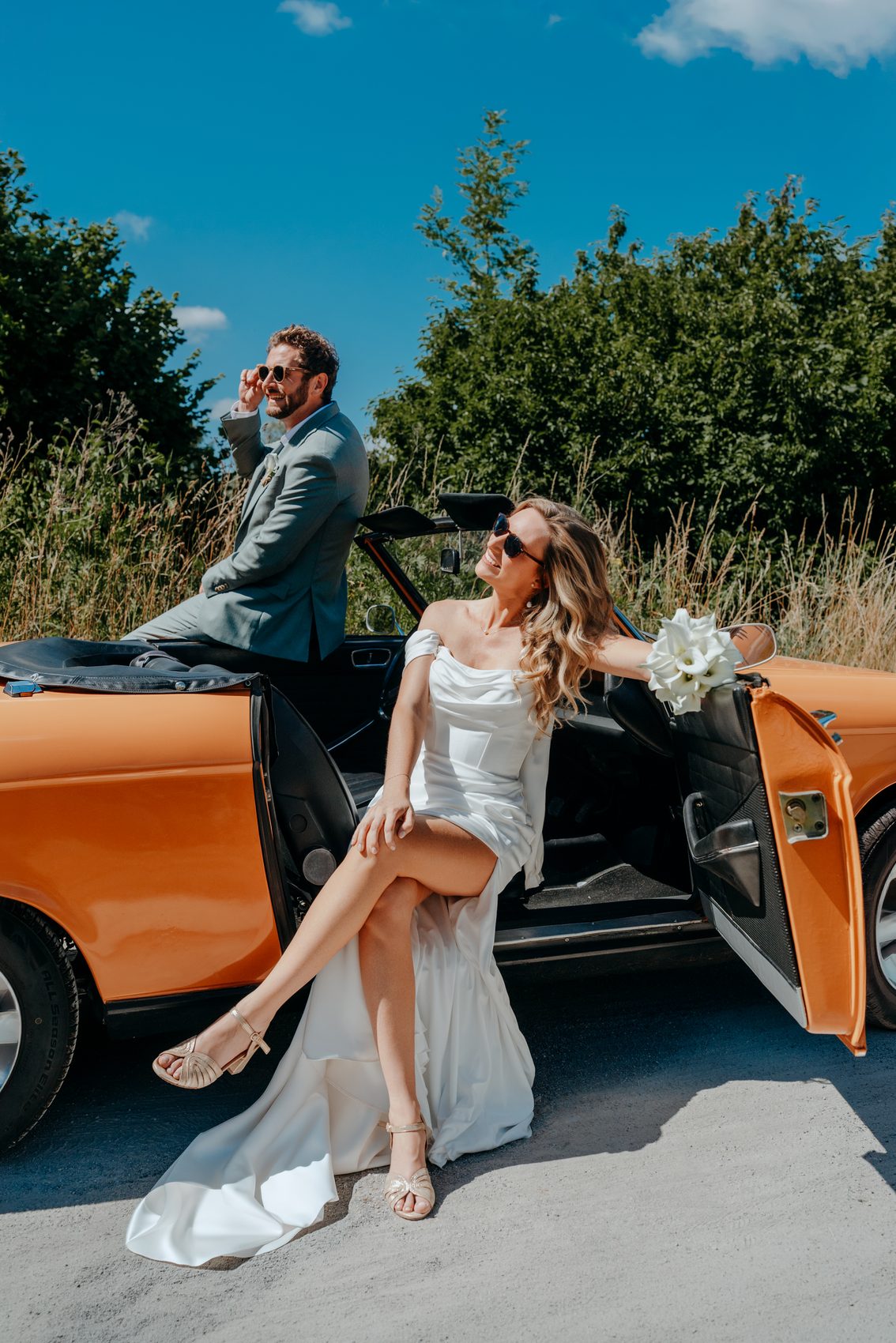Estelle et Nicolas dans le cabriolet orange