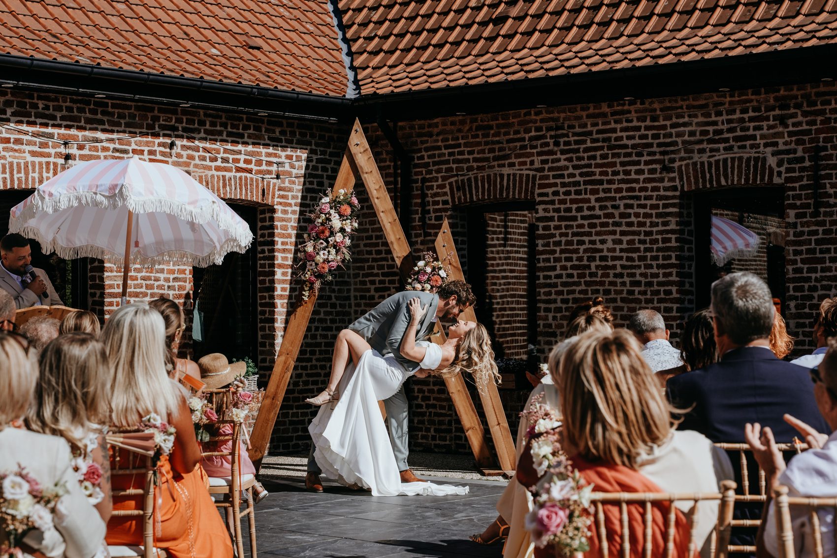 Le baiser devant les invités