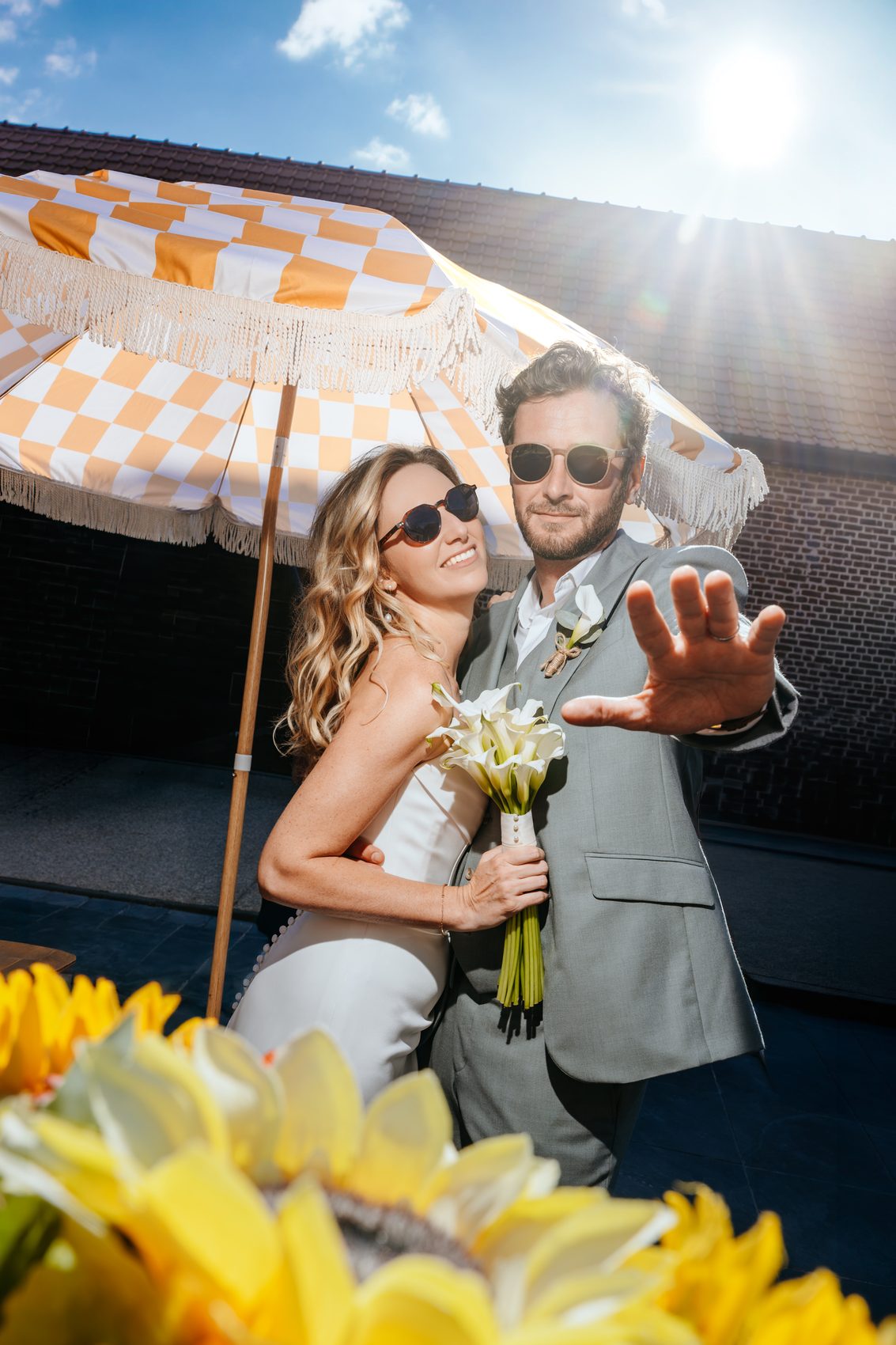 Estelle et Nicolas en lunettes de soleil sous un parasol