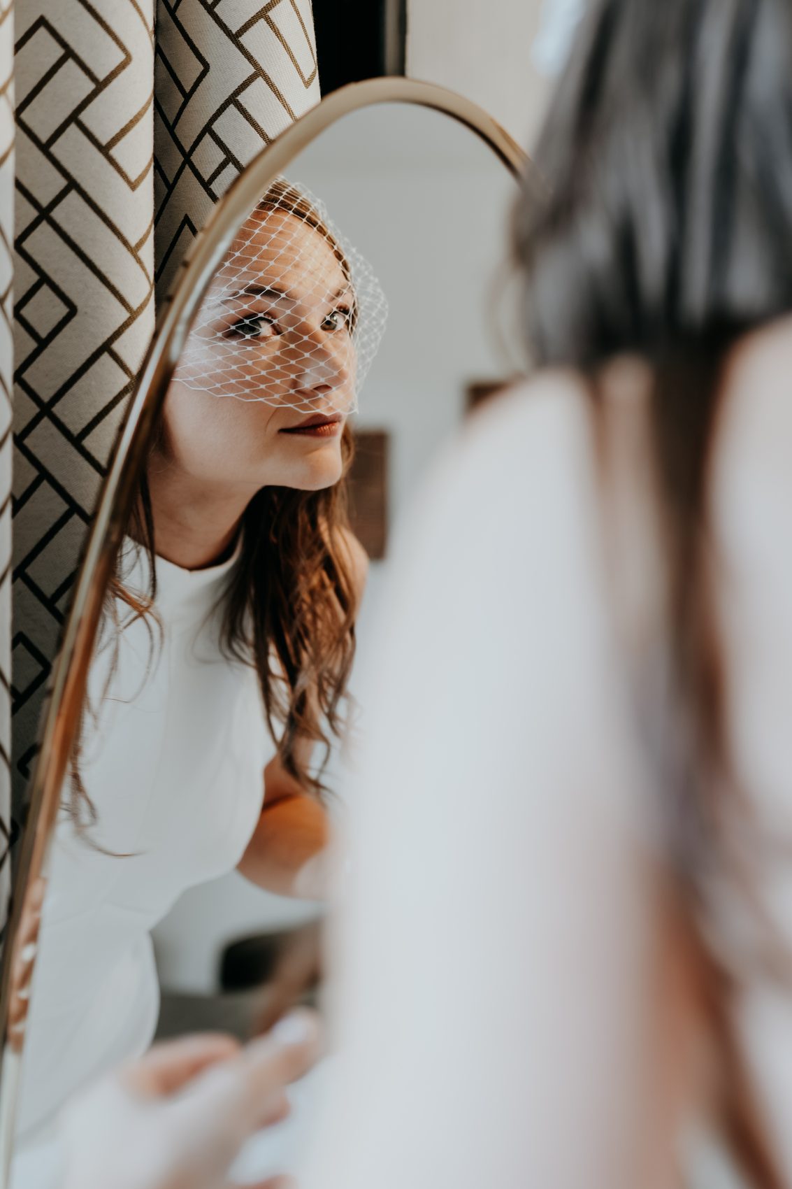 Chloé ajuste sa voilette devant le miroir