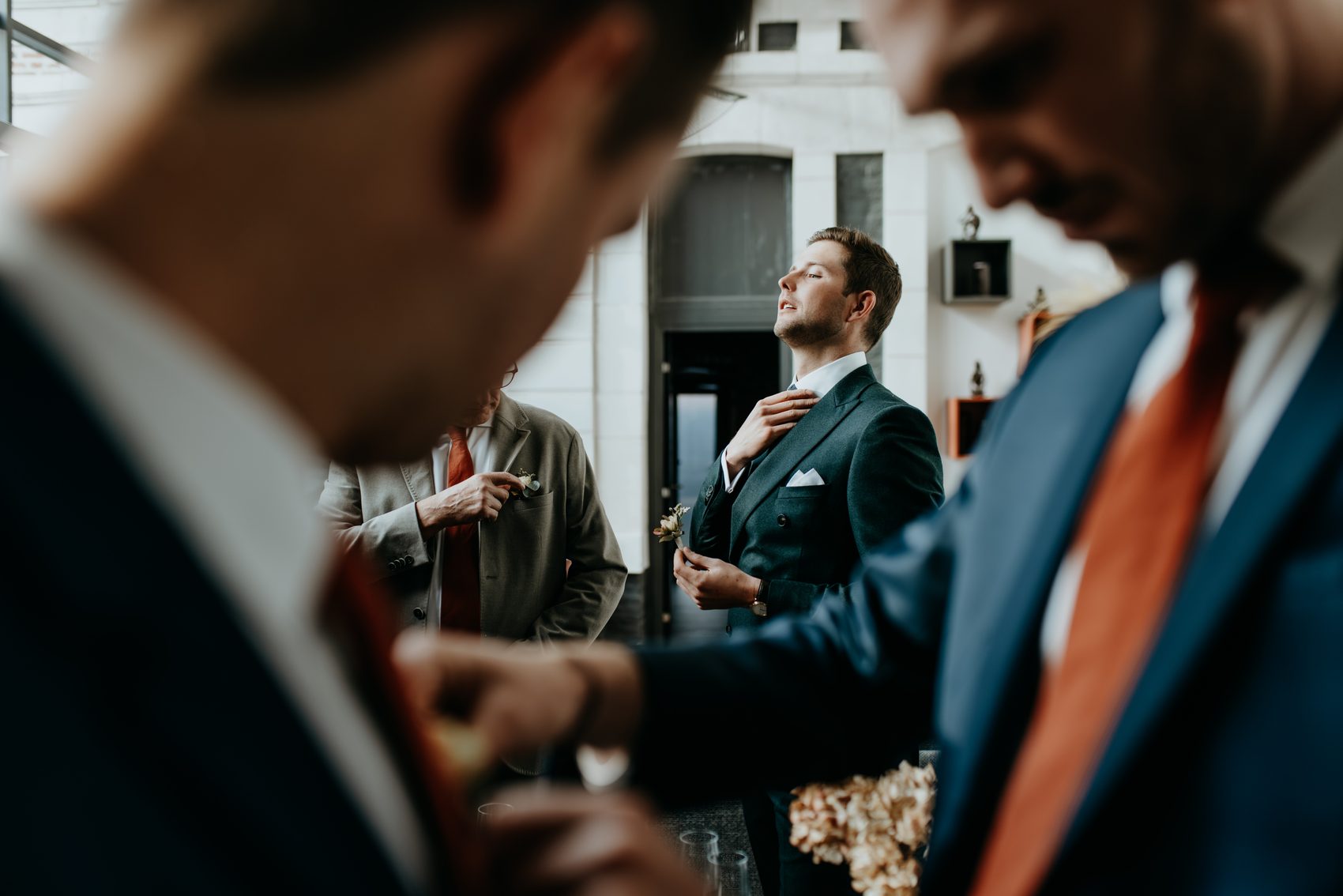 Cyril ajuste la boutonnière d’un témoin