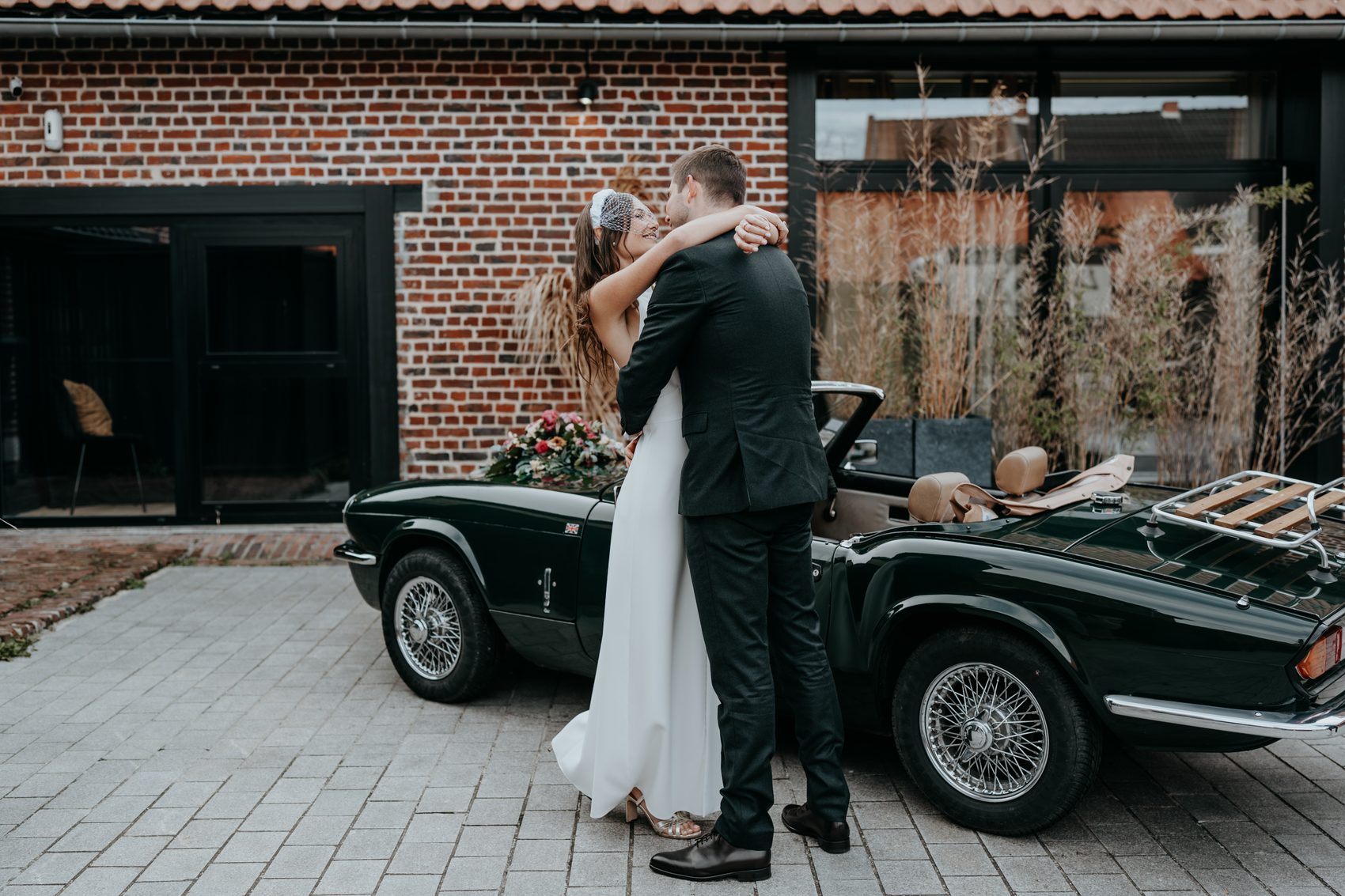Chloé et Cyril se retrouvent devant le cabriolet
