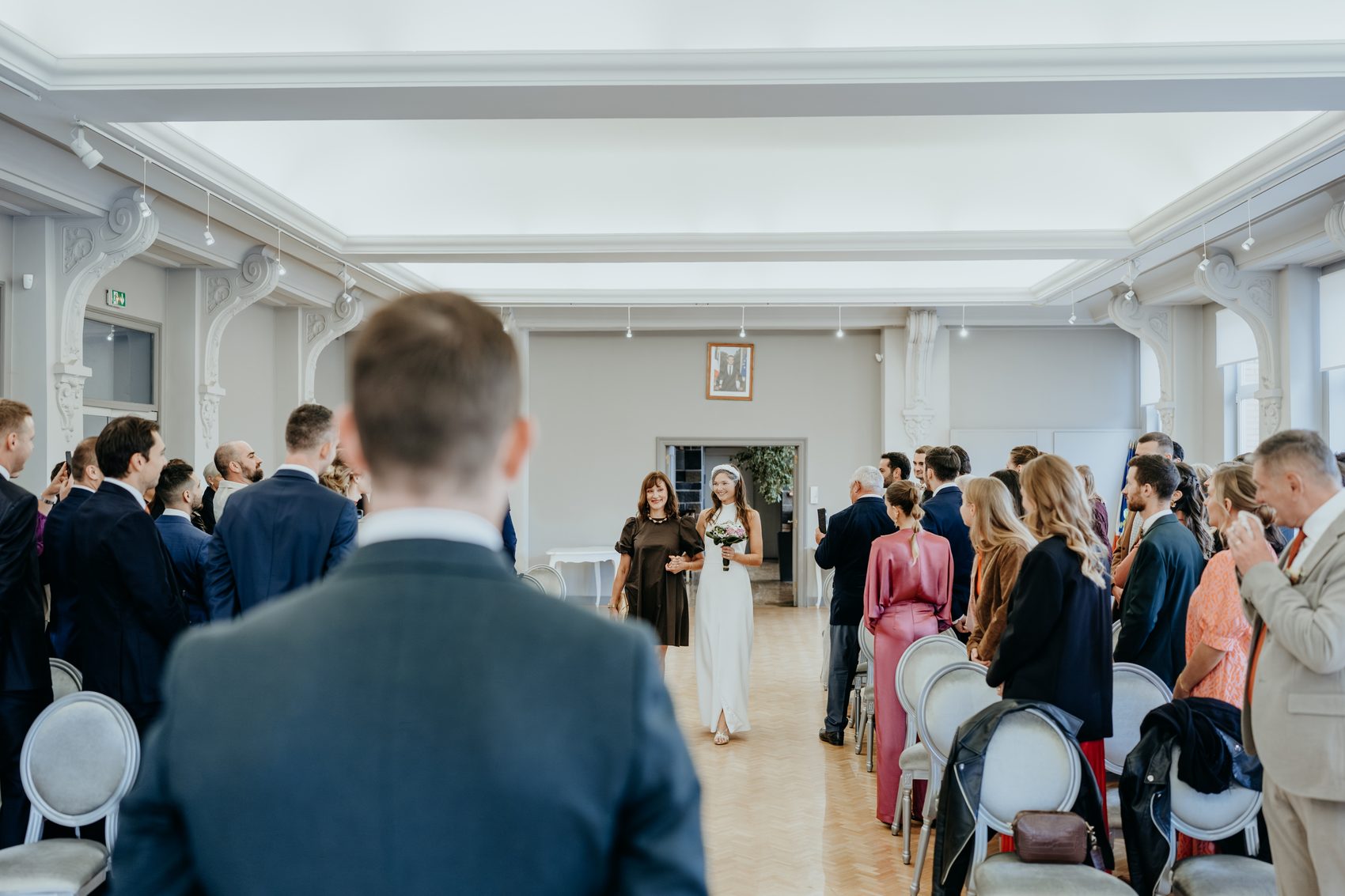 Cyril attend Chloé dans la salle des mariages