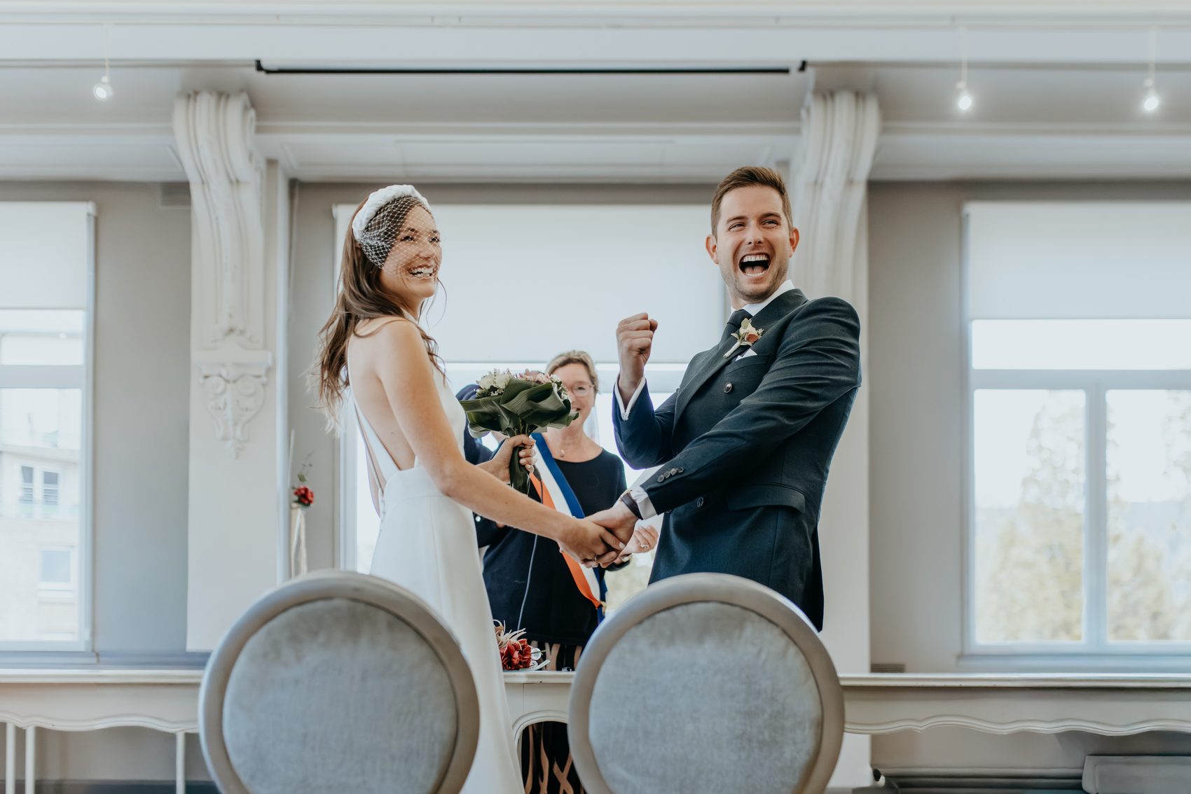 Le rire des mariés au moment de signer