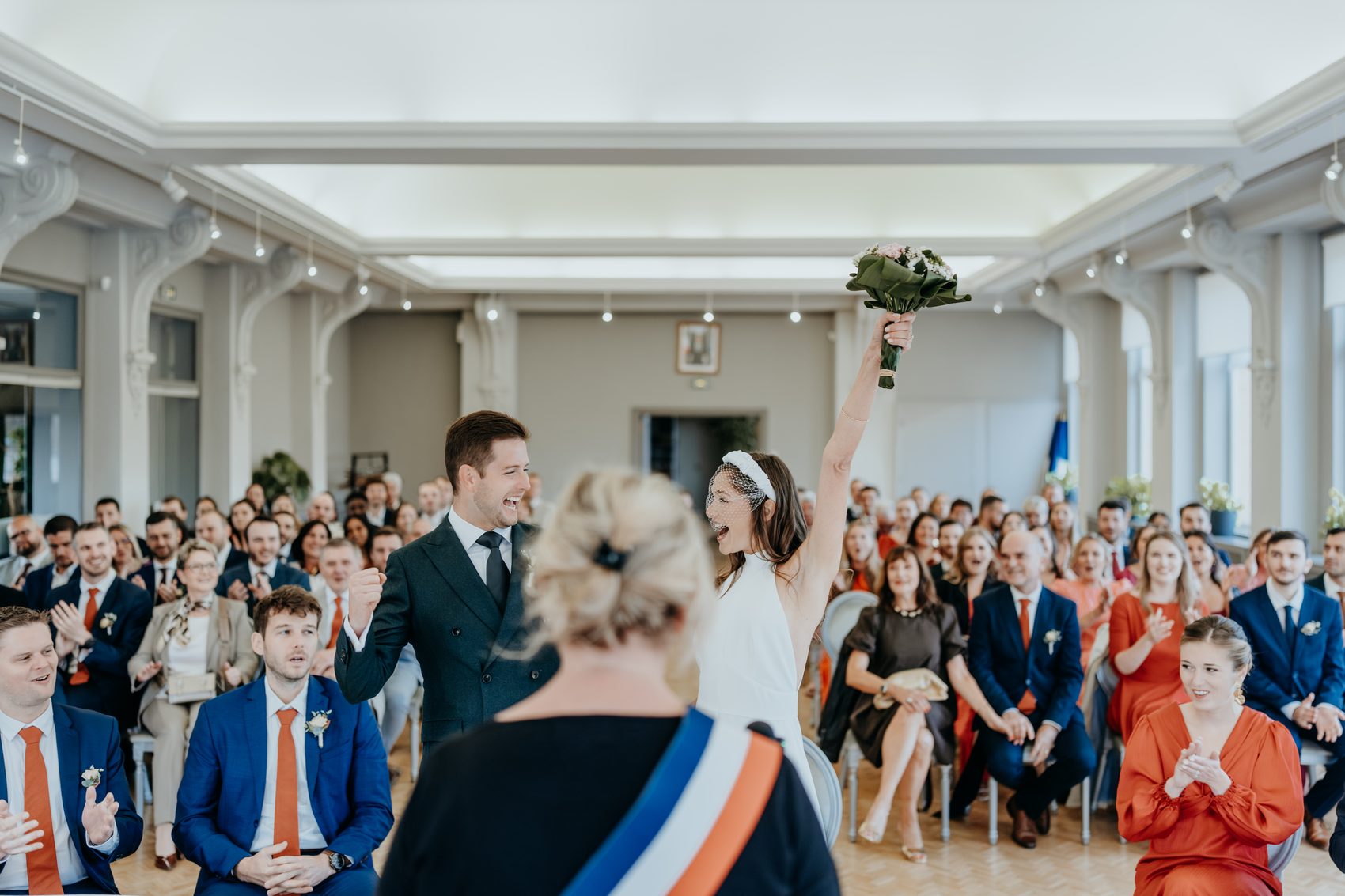 Les invités acclament les mariés