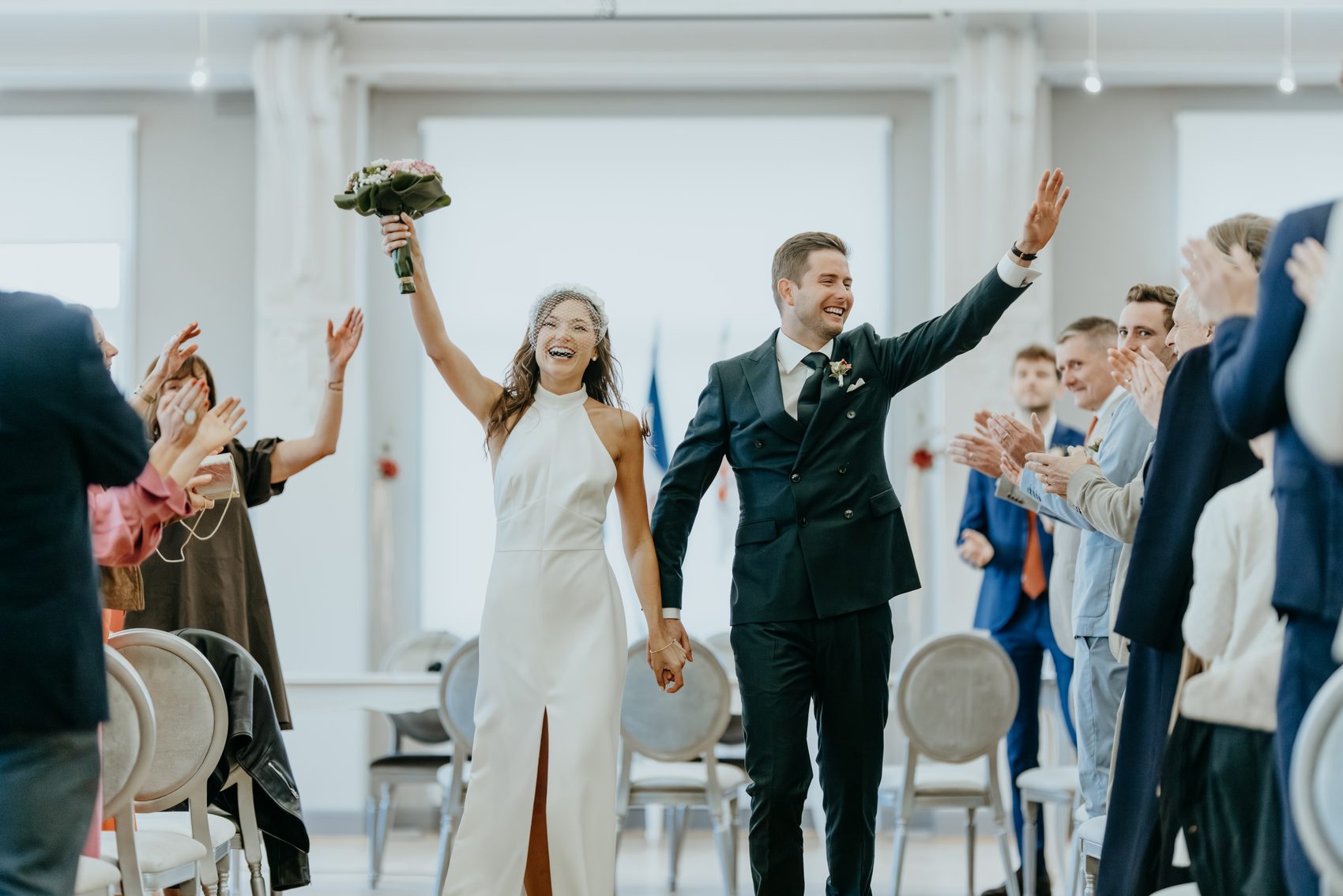 La sortie des mariés, bouquet levé