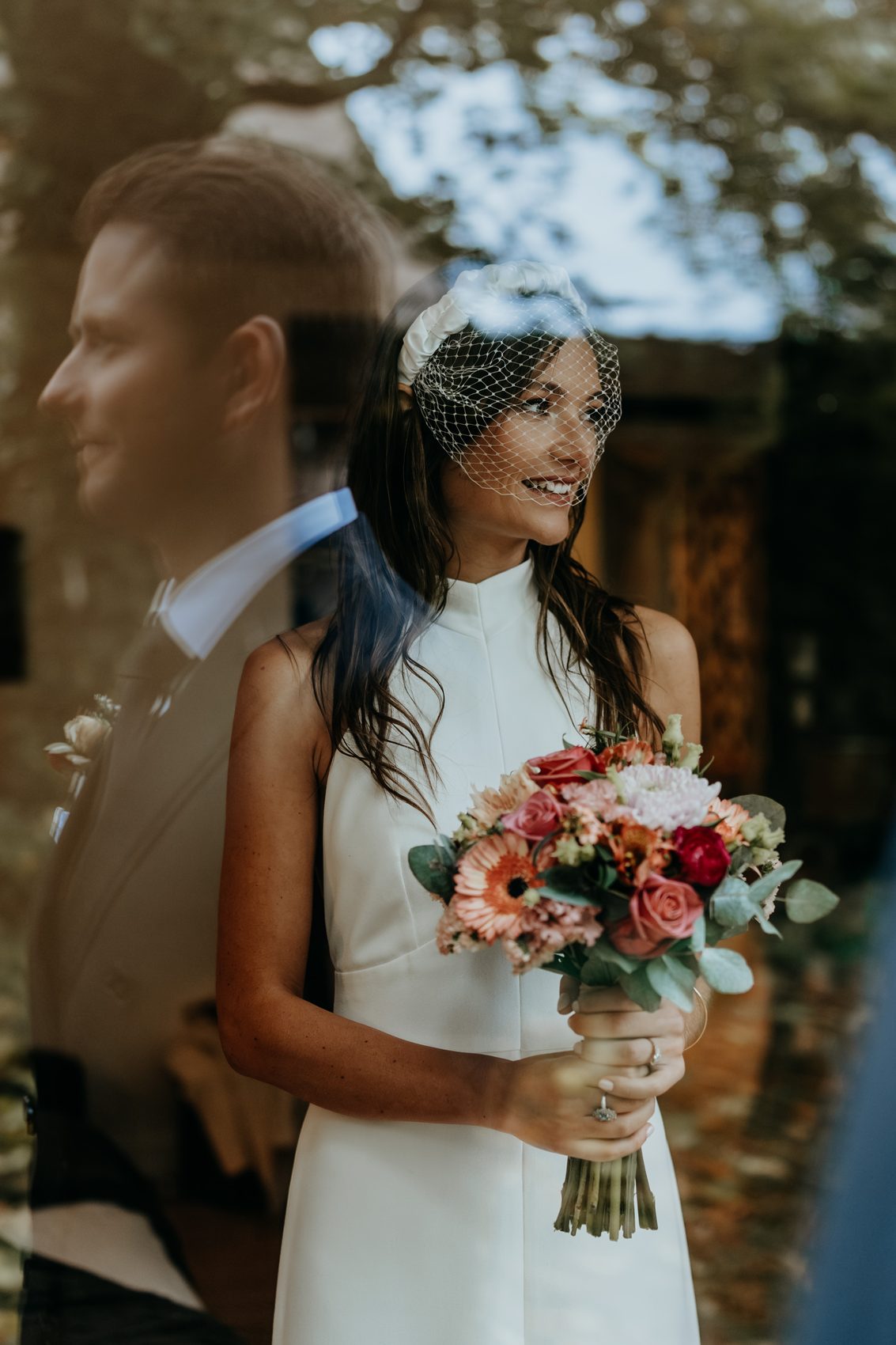 Chloé et son bouquet après la mairie