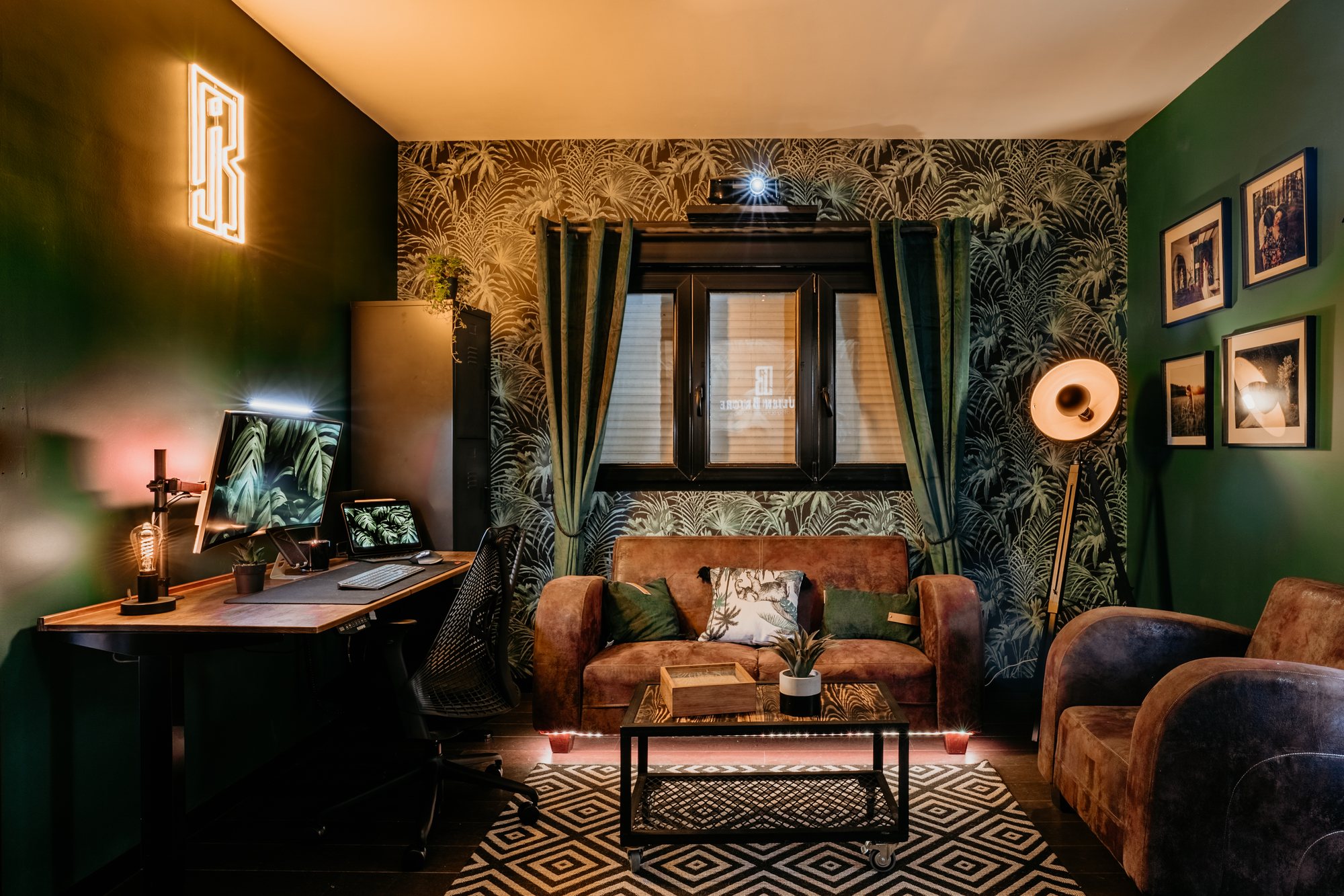 Le showroom de Julien Briche : canapé en cuir, papier peint végétal, néon JB et cadres au mur